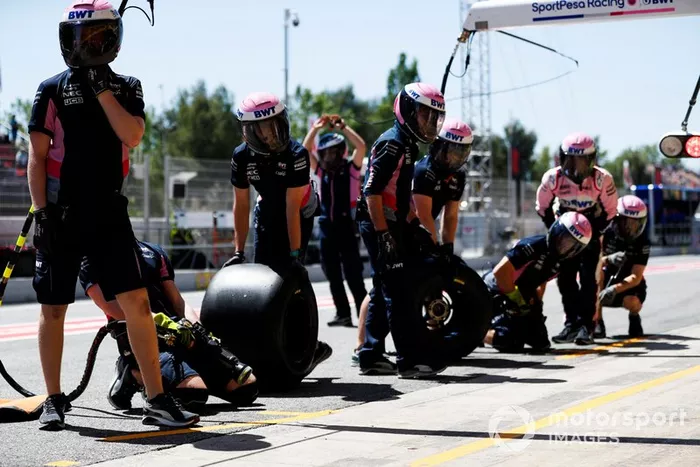 El equipo de boxes de Racing Point durante la práctica