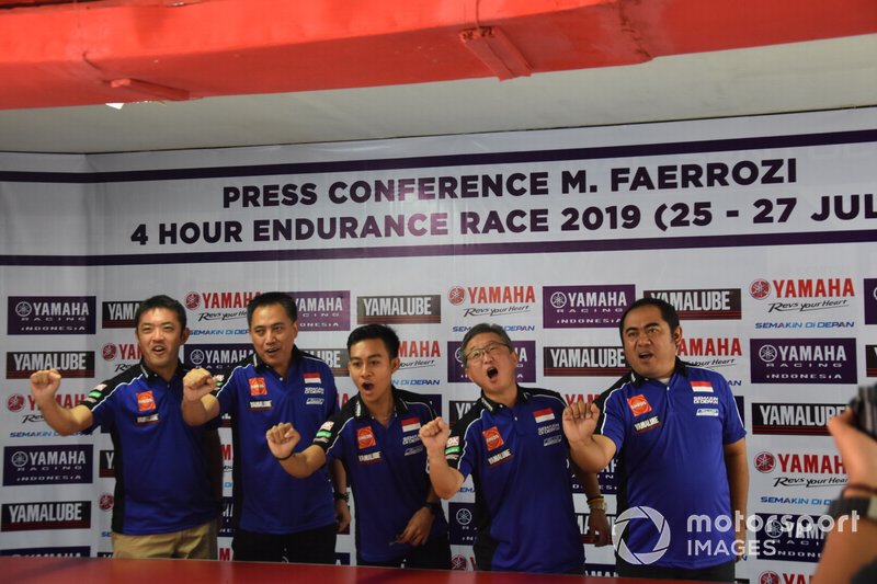 M Faerozi, Minoru Morimoto, President Director & CEO PT Yamaha Indonesia Motor Mfg, beserta manajemen