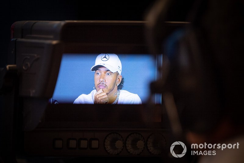Lewis Hamilton, Mercedes AMG F1, filmé en conférence de presse