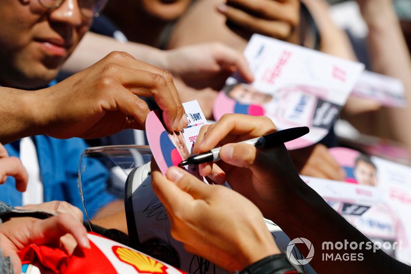 Sergio Perez, Racing Point, signe un autographe