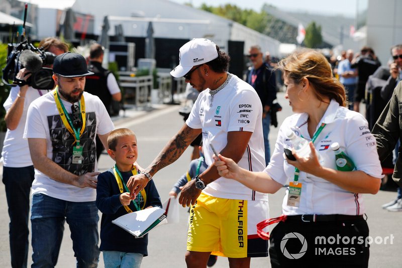 Lewis Hamilton, Mercedes AMG F1 firma un autografo ad un fan