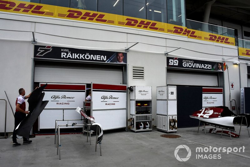 Il team dell'Alfa Romeo Racing nella pit area