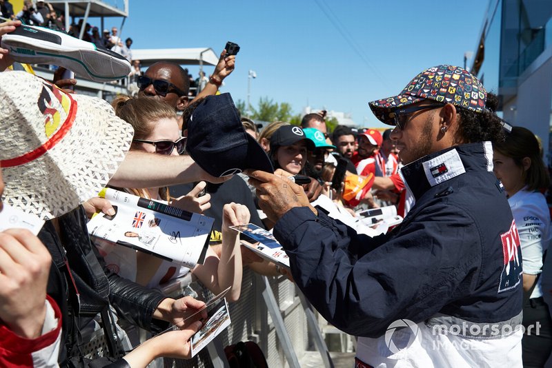 Lewis Hamilton, Mercedes AMG F1 signs a autograph for a fan