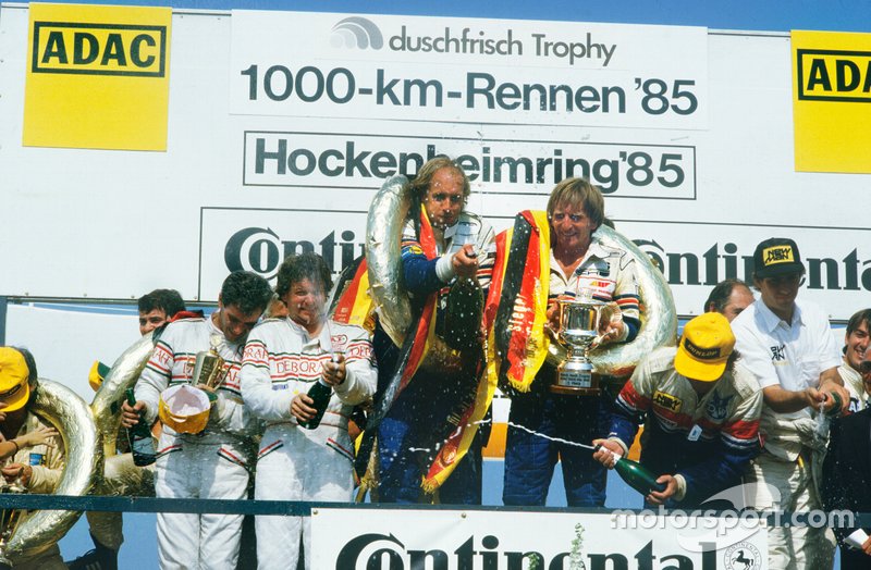 Podio: ganador Derek Bell, Hans-Joachim Stuck, Porsche 962C