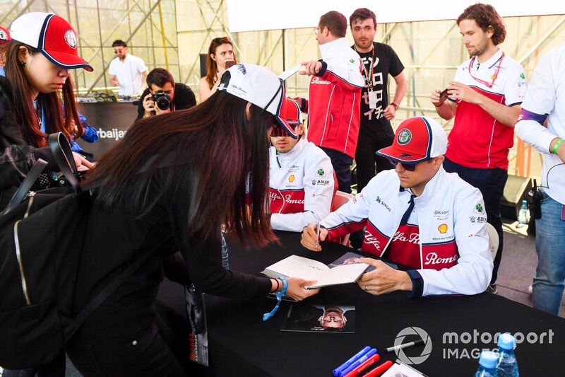 Kimi Raikkonen, Alfa Romeo Racing firma autografi ai fan