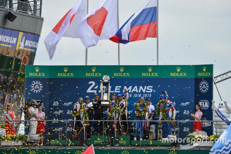 Podio: ganadores #8 Toyota Gazoo Racing Toyota TS050: Sébastien Buemi, Kazuki Nakajima, Fernando Alonso, segundo lugar #7 Toyota Gazoo Racing Toyota TS050: Mike Conway, Kamui Kobayashi, Jose Maria Lopez, tercer lugar #11 SMP Racing BR Engineering BR1: Mikhail Aleshin, Vitaly Petrov, Stoffel Vandoorne