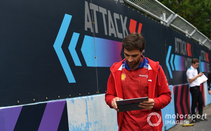 Edoardo Mortara, Venturi Formula E, walks the track
