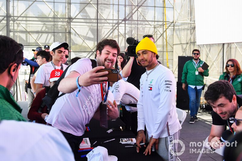 Lewis Hamilton, Mercedes AMG F1, posa per un selfie