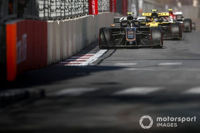 Kevin Magnussen, Haas F1 Team VF-19, Nico Hulkenberg, Renault R.S. 19