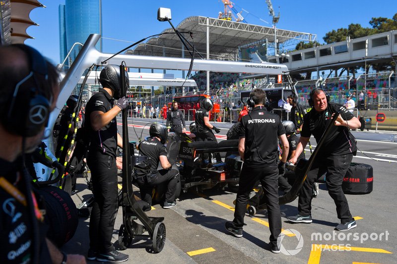 Valtteri Bottas, Mercedes AMG W10, en pits