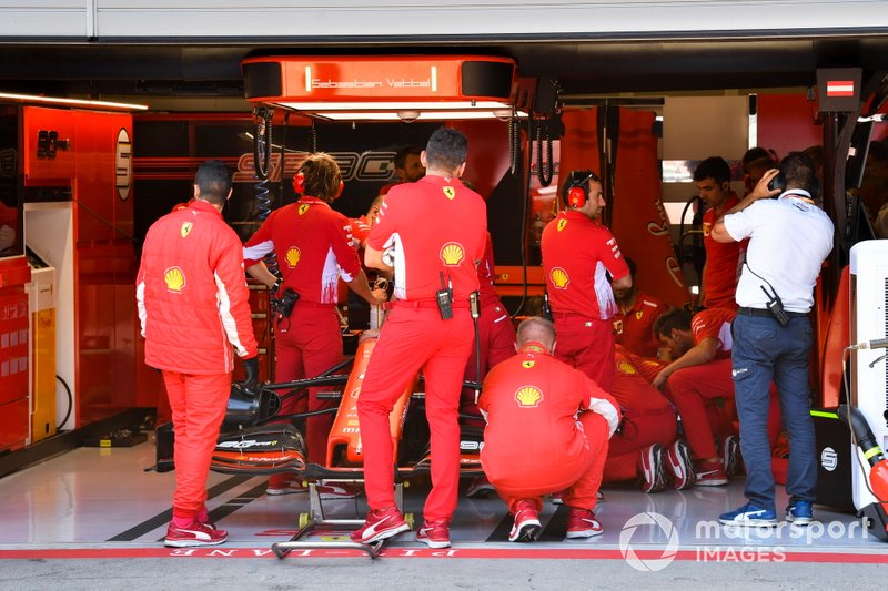 Mobil Sebastian Vettel, Ferrari SF90 di garasi