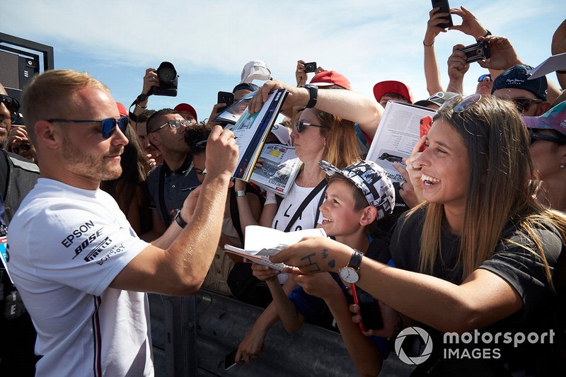 Valtteri Bottas, Mercedes AMG F1, se reúne con los fans para tomar fotos y firmar autógrafos