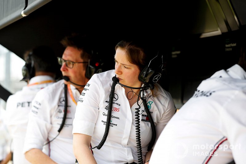 El equipo Mercedes en el muro