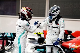 Valtteri Bottas, Mercedes AMG F1, 1e plaats, wordt gefeliciteerd door Lewis Hamilton, Mercedes AMG F1, 2e plaats, in Parc Ferme