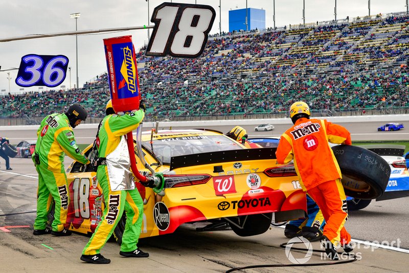 Kyle Busch, Joe Gibbs Racing, Toyota Camry M&M's Red Nose Day at Kansas