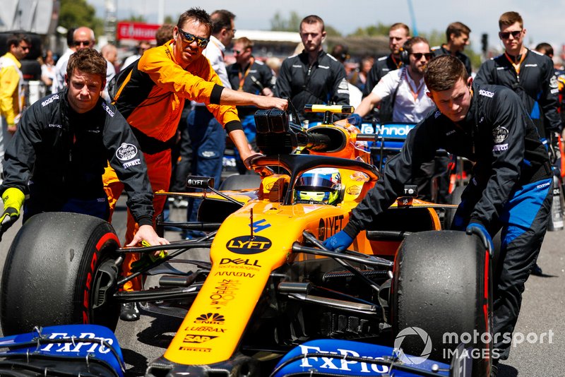Lando Norris, McLaren MCL34, arriva sulla griglia
