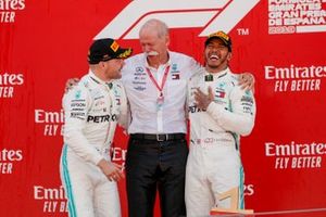 Valtteri Bottas, Mercedes AMG F1, Dr Dieter Zetsche, CEO, Mercedes Benz e il vincitore della gara Lewis Hamilton, Mercedes AMG F1 festeggiano sul podio