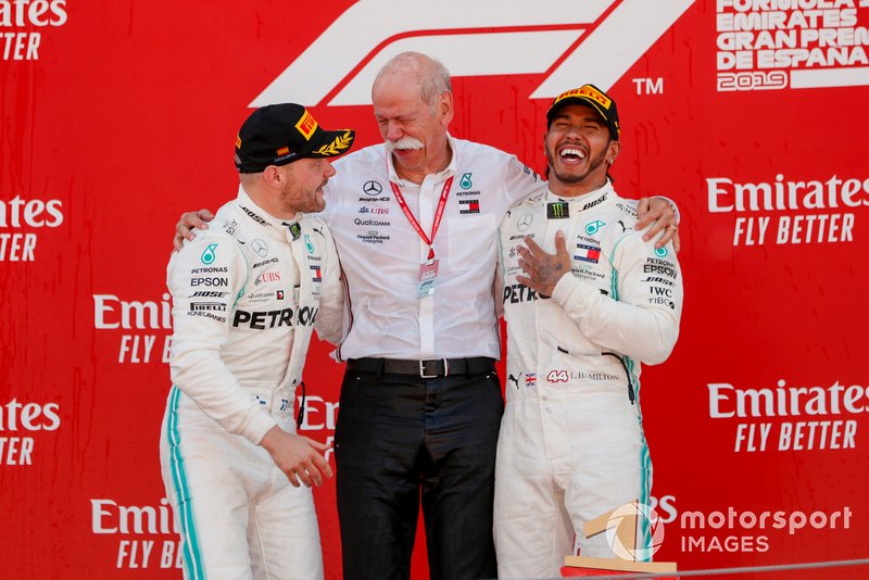 Valtteri Bottas, Mercedes AMG F1, Dr Dieter Zetsche, CEO, Mercedes Benz e il vincitore della gara Lewis Hamilton, Mercedes AMG F1 festeggiano sul podio