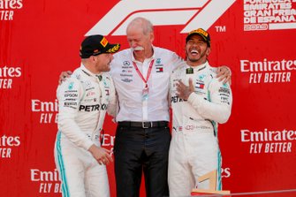 Valtteri Bottas, Mercedes AMG F1, Dr Dieter Zetsche, PDG de Mercedes Benz et le vainqueur Lewis Hamilton, Mercedes AMG F1 sur le podium