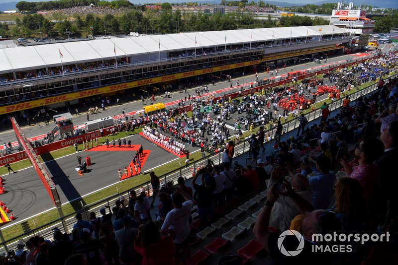 The busy pre race grid