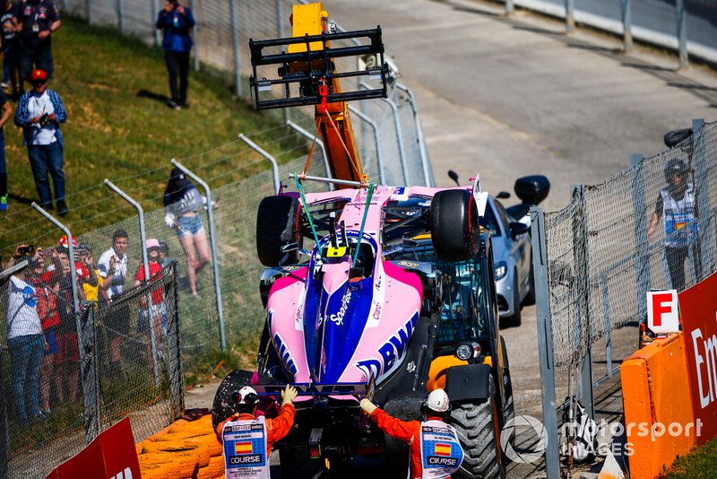 Racing Point de Lance Stroll é guinchada após batida com McLaren de Lando Norris