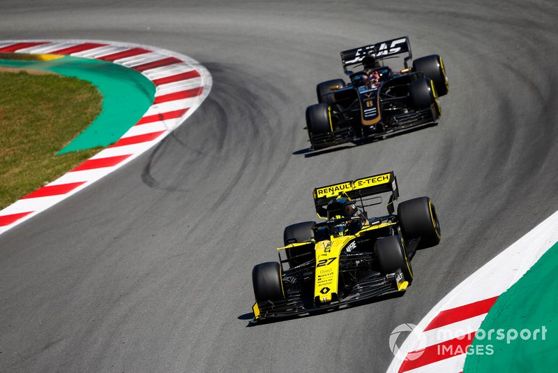 Nico Hulkenberg, Renault R.S. 19, devant Romain Grosjean, Haas F1 Team VF-19