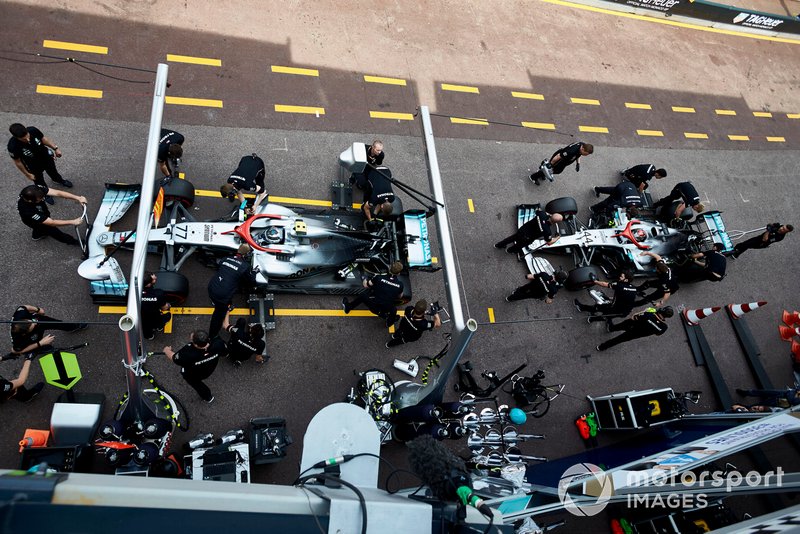 Valtteri Bottas, Mercedes AMG W10, ve Lewis Hamilton, Mercedes AMG F1 W10