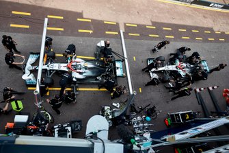 Valtteri Bottas, Mercedes AMG W10, en Lewis Hamilton, Mercedes AMG F1 W10, in de pits