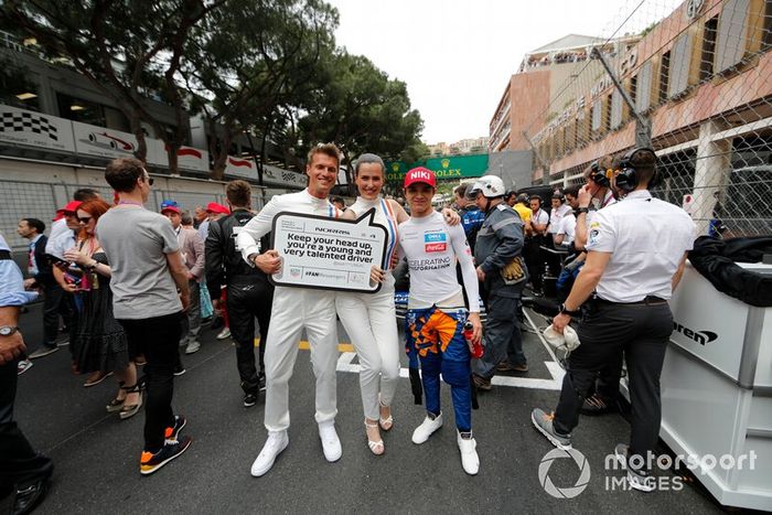 Lando Norris, McLaren, con modelos