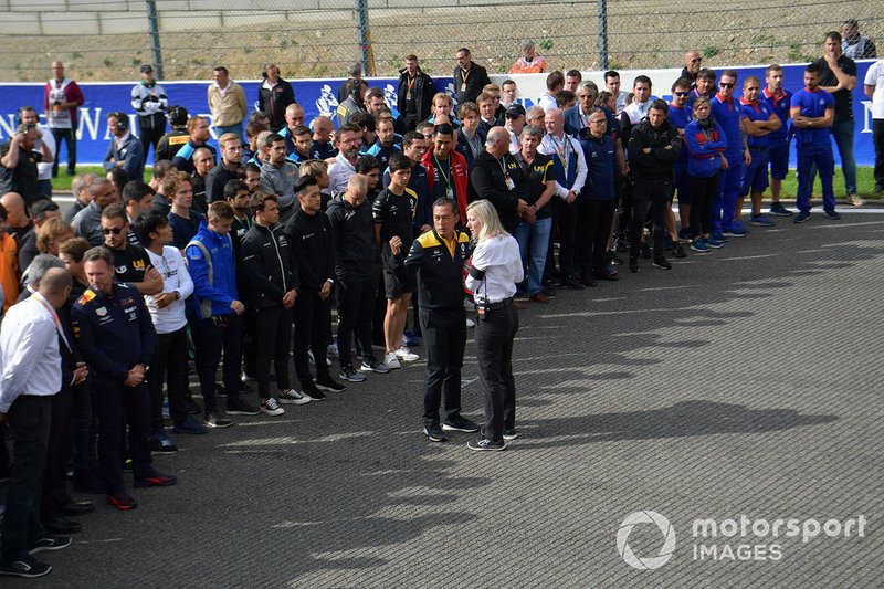 Mia Sharizman, Director de la Renault Sport Academy, habla con Alexa Quintin, Directora de Medios de Comunicación de la FIA F2 y F3