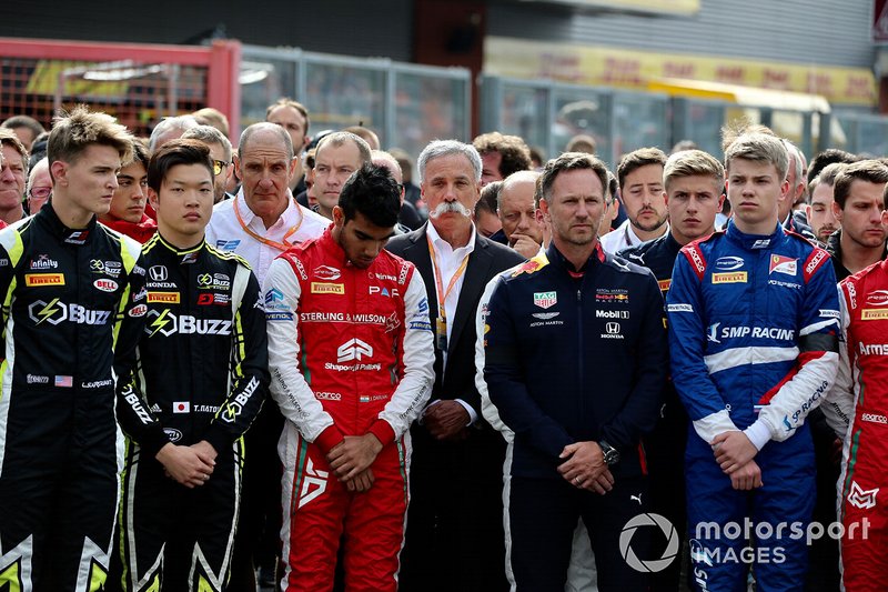 Logan Sargeant, Carlin Buzz Racing, Teppei Natori, Carlin Buzz Racing, Jehan Daruvala, PREMA Racing, Christian Horner, Director, Red Bull Racing y Chase Carey, Presidente, Fórmula 1 en el memorial de Anthoine Hubert