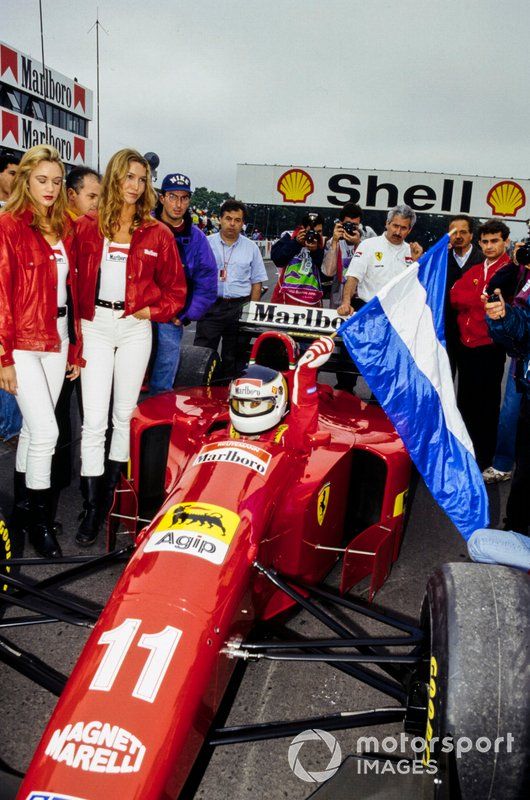 Carlos Reutemann y el Ferrari 412T1 en la parrilla con la bandera argentina

