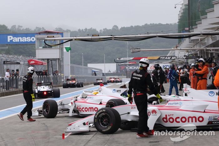 La Súper Fórmula japonesa se vio obligada a posponer sus dos primeras citas en Suzuka (4-5 de abril) y Fuji (18-19 de abril), a pesar de que celebrará el próximo martes un test a puerta cerrada en Fuji. El evento en el Circuito de Autopolis del 16 al 17 de mayo queda ahora como primera carrera de la temporada.
