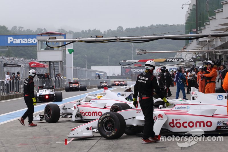 La Súper Fórmula japonesa se vio obligada a posponer sus dos primeras citas en Suzuka (4-5 de abril) y Fuji (18-19 de abril), a pesar de que celebrará el próximo martes un test a puerta cerrada en Fuji. El evento en el Circuito de Autopolis del 16 al 17 de mayo queda ahora como primera carrera de la temporada.
