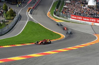 Charles Leclerc, Ferrari SF90, precede Lewis Hamilton, Mercedes AMG F1 W10, Sebastian Vettel, Ferrari SF90, e Valtteri Bottas, Mercedes AMG W10