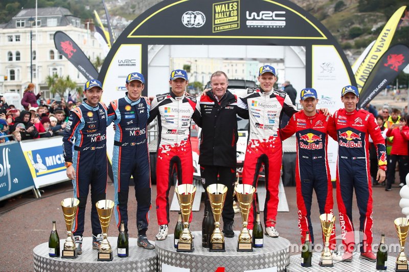 Podium: le vainqueur Ott Tänak, Martin Järveoja, Toyota Gazoo Racing WRT Toyota Yaris WRC, deuxième place Thierry Neuville, Nicolas Gilsoul, Hyundai Motorsport Hyundai i20 Coupe WRC, troisième place Sébastien Ogier, Julien Ingrassia, Citroën World Rally Team Citroen C3 WRC with Tommi Makinen, Toyota Gazoo Racing