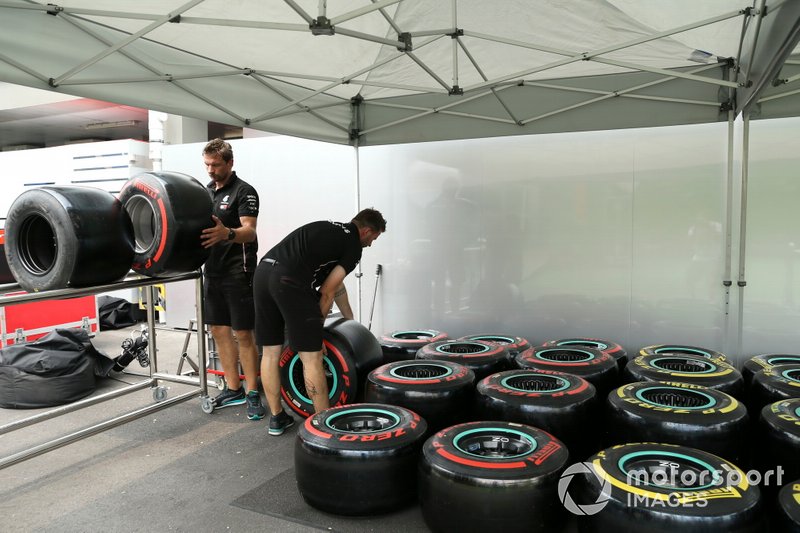 Personal de Mercedes AMG con neumáticos Pirelli