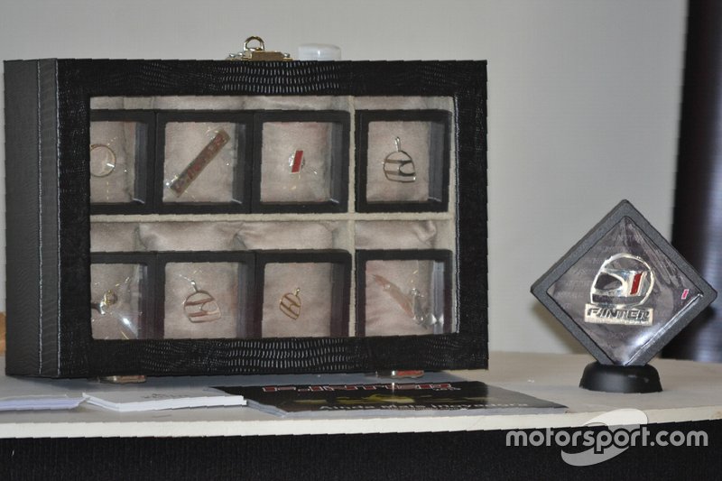 Joias em exposição nos boxes da F.Inter