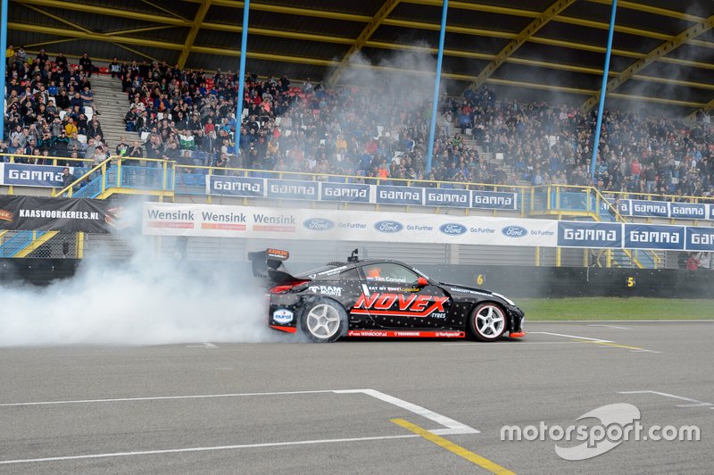 De drifter van Tim Coronel vatte op zondag vlam