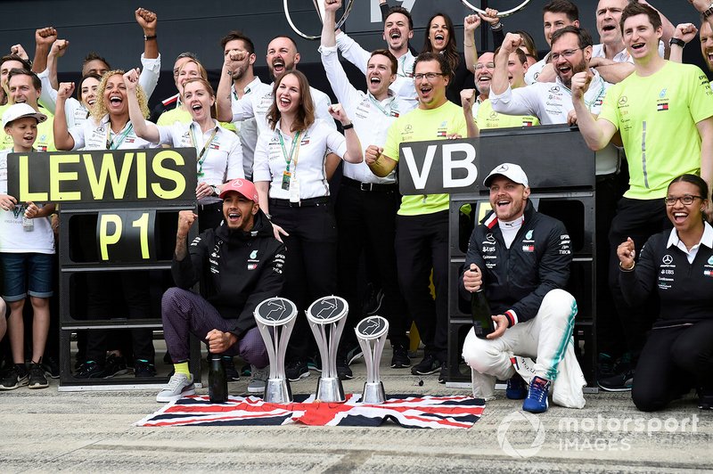 Lewis Hamilton, Mercedes AMG F1, 1st position, Valtteri Bottas, Mercedes AMG F1, 2nd position, and the Mercedes team celebrate
