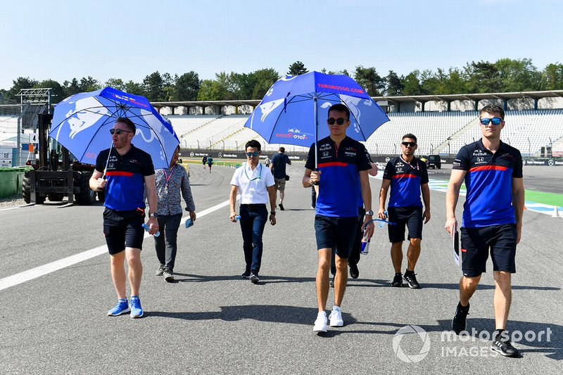 Alexander Albon, Toro Rosso walks the track with his mechanics