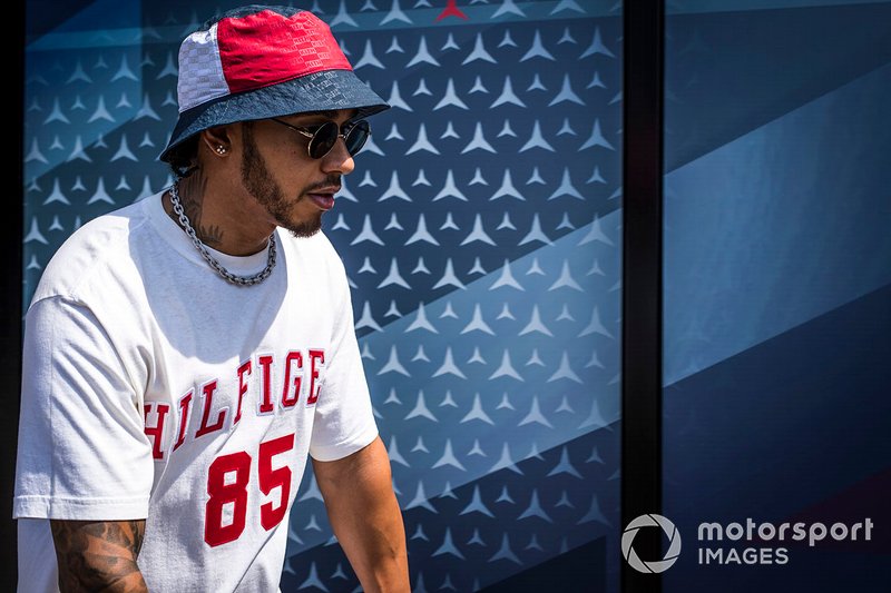 Lewis Hamilton, Mercedes AMG F1 en un scooter en el paddock