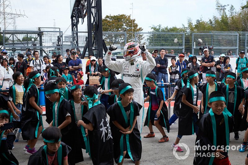 Lewis Hamilton, Mercedes AMG F1 con jóvenes fans