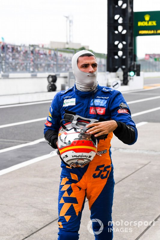 Carlos Sainz Jr, McLaren, camina a su garaje después de detenerse en la FP1