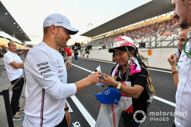 Valtteri Bottas, Mercedes AMG F1, meets a fan