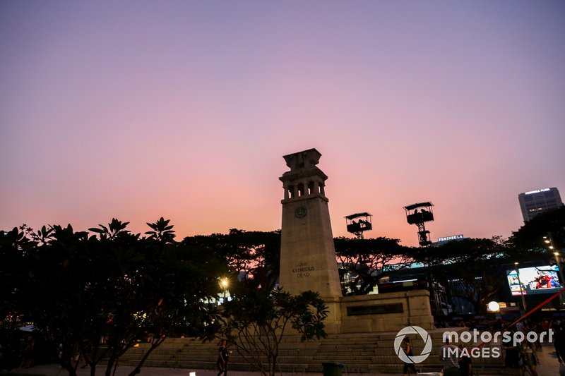 Un monumento de guerra situado entre las zonas de los fans