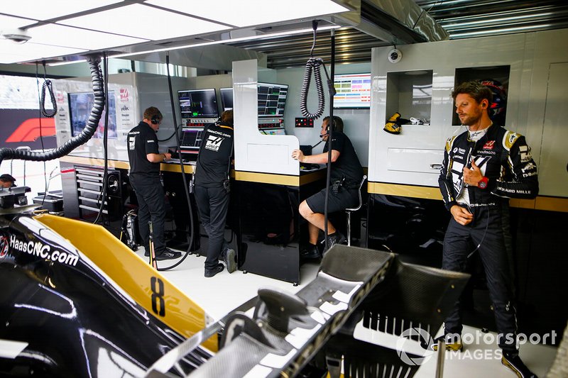 Romain Grosjean, Haas F1 Team VF-19, in garage