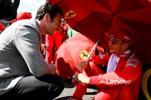 El ganador de Indy 500, Simon Pagenaud, habla con Charles Leclerc, de Ferrari