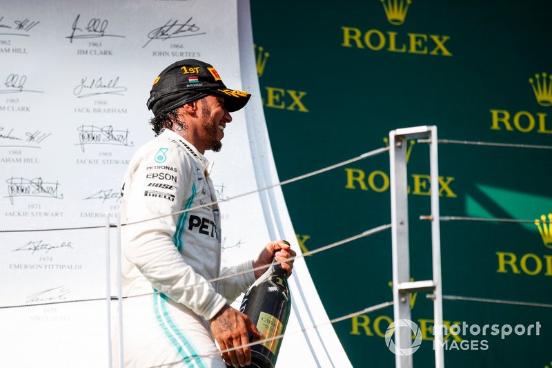Il primo classificato Lewis Hamilton, Mercedes AMG F1, sul podio