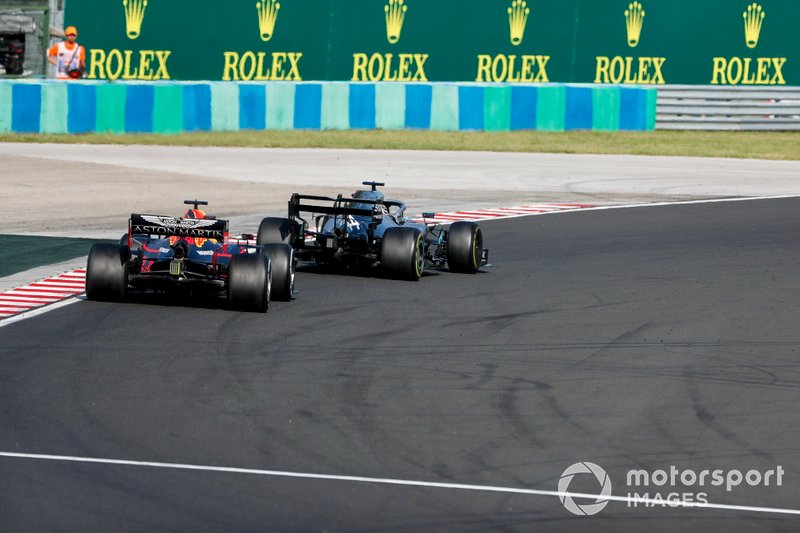 Lewis Hamilton, Mercedes AMG F1 W10 adelanta a Max Verstappen, Red Bull Racing RB15 para el liderato